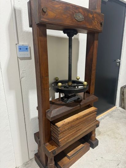 BERTRAND FRERES et Cie in Paris.
Large wood,...