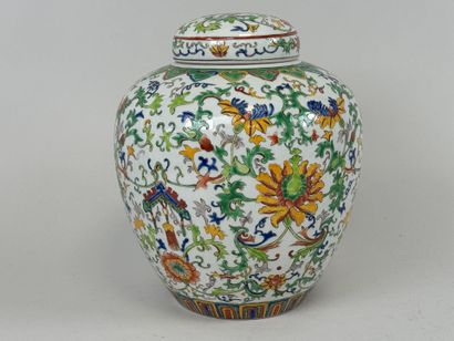 CHINA, 20th century.
Covered polychrome porcelain...