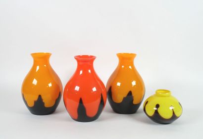 Ensemble de trois vases à panse globulaire...