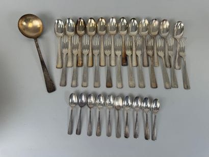 Partie de ménagère en métal argenté comprenant...