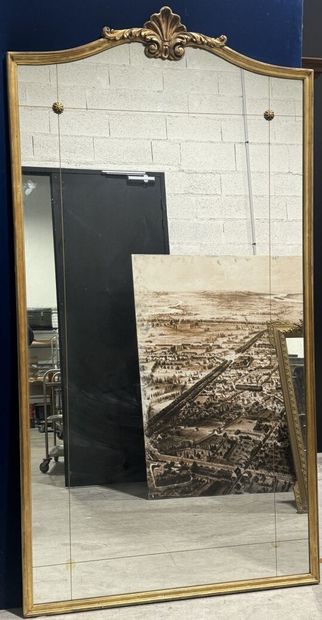 Très important miroir en bois et stuc doré...