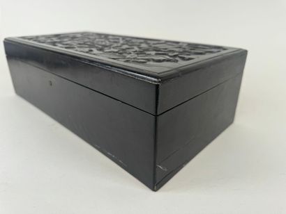 Grande coffret en ébène sculpté de papillons...