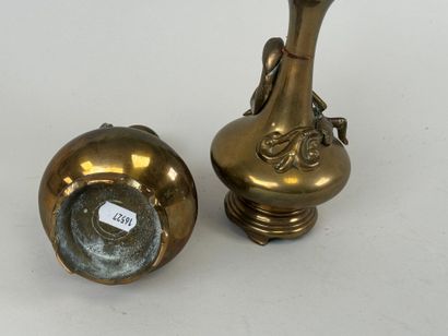 ASIA, 20th century.
Pair of bronze vases...