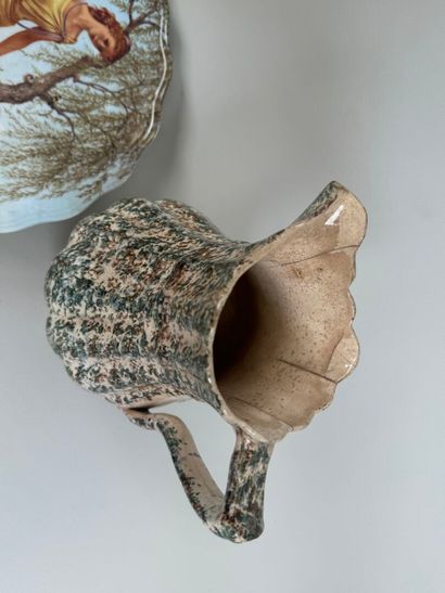 Lot including :
- two polychrome porcelain...