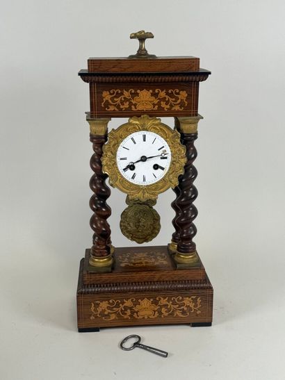 Pendule portique en placage de palissandre...