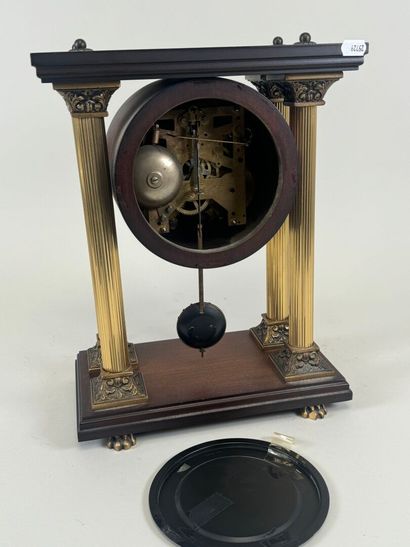 ODO.
Pendule de table en bois, verre et laiton...