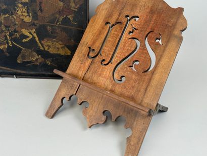 Lot including :
- a rectangular tray in polychrome...