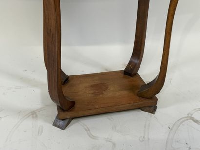 Petite table en bois mouluré.
De style 1930.
64...