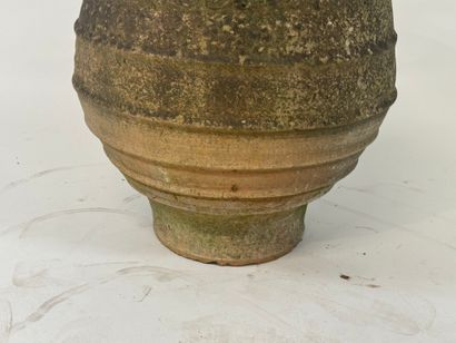 Large earthenware jar.
H. 59 cm.