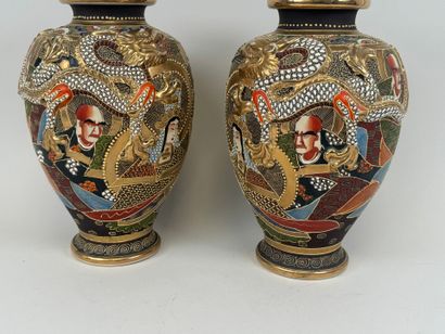 JAPON, Satsuma.
Paire de vases en faïence...