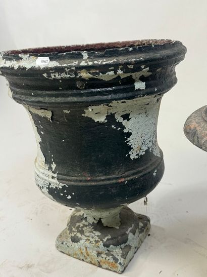 Two cast-iron garden basins.
H. 45 cm (the...