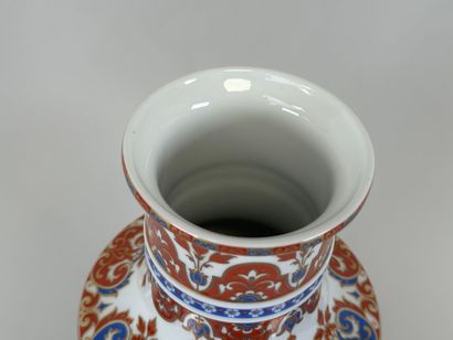 KAISER, Germany.
Vase balustre en porcelaine...