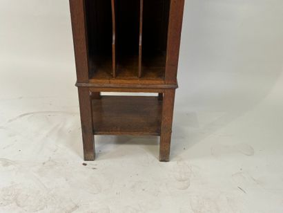 Cast-iron press.
Presented on its compartmentalized...