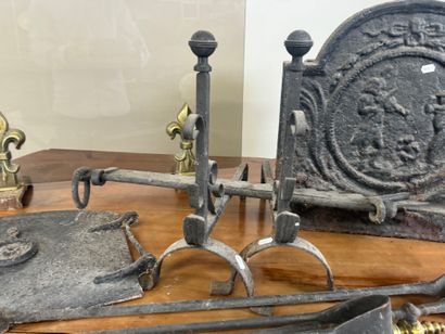 Lot including :
- cast-iron fireback decorated...