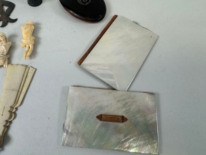 Important lot d'objets de vitrine dont deux...