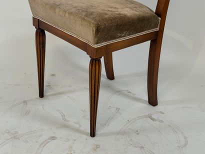 Chaise en bois mouluré, les pieds fuselé.
Années...