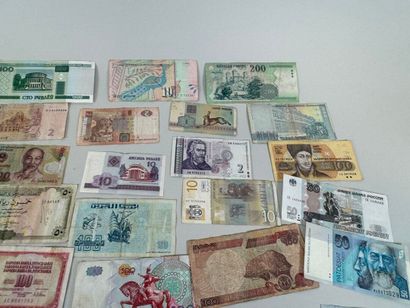 Un lot de billets de banque divers.