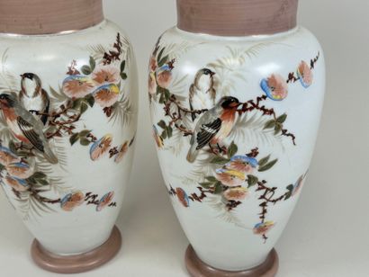 Paire de vases en verre opaline à décor peint...
