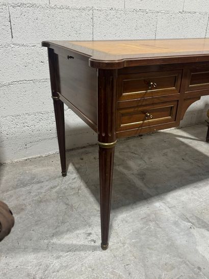 Rectangular flat desk in molded wood opening...