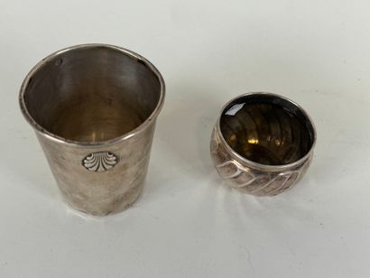 Lot en argent comprenant une timbale à décor...
