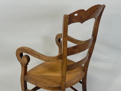 Molded wood armchair, straw seat.
109 x 55...