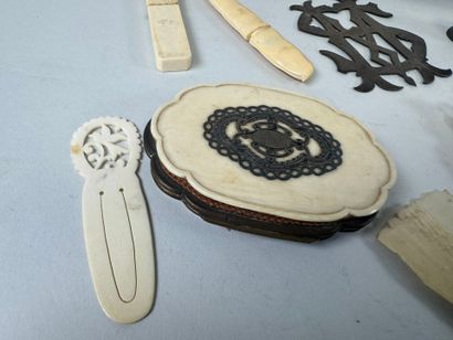 Important lot d'objets de vitrine dont deux...