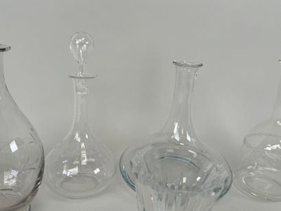 Cinq carafes en verre et cristal taillé.
H....