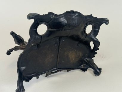 Encrier en régule figurant un cheval.
26...