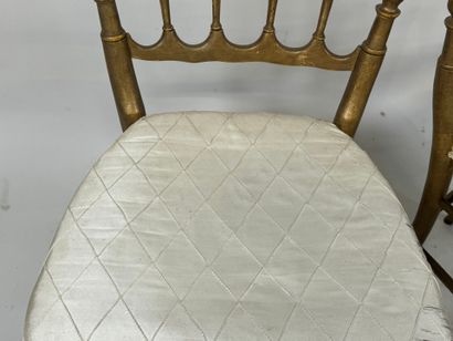 Pair of chairs in molded and gilded wood.
85...
