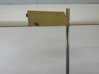 Large brass floor lamp.
H. 187 cm.
(wear,...