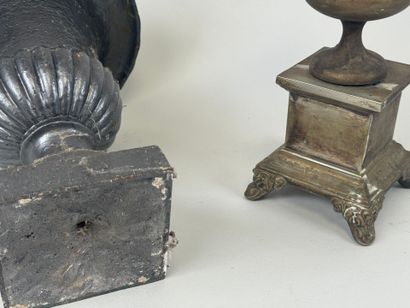 Small cast-iron Medici garden basin.
H. 30...