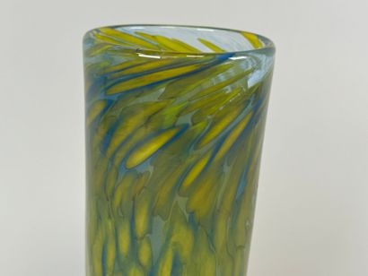 Vase tubulaire en verre coloré à décor de...