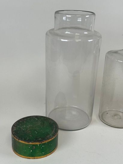 Trois pots ou flacons à pharmacie en verre,...