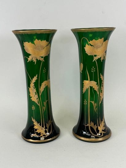 Paire de vase en verre coloré vert et rehaussé...