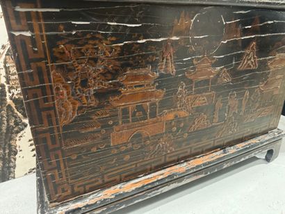 CHINE, XIXe.
Grand coffre en bois laqué et...