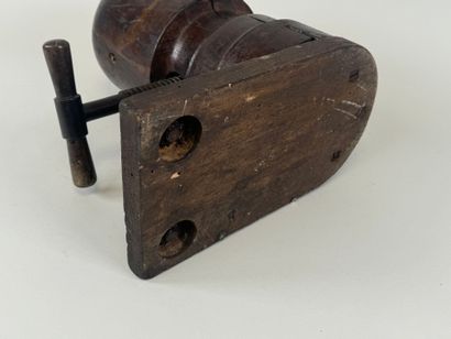 Forme à chapeau en bois et pas de vis en...