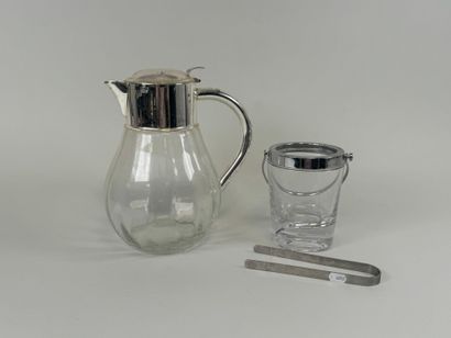 Lot including :
- a silver-plated metal and...