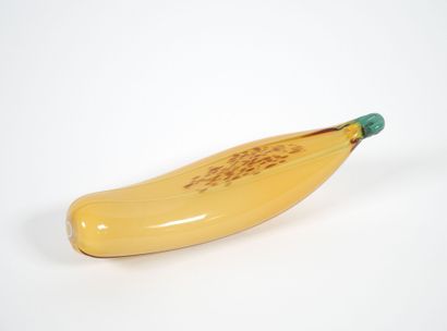 Sujet en verre coloré jaune représentant...