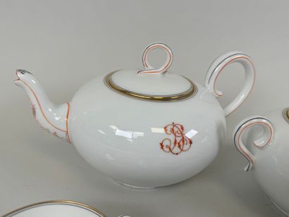 Partie de service à café en porcelaine blanche...