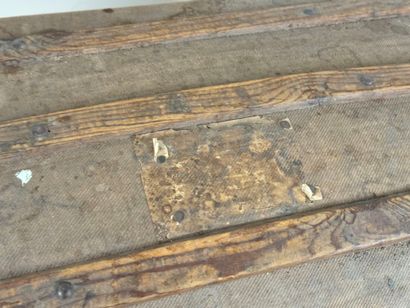 Curved trunk in wood, metal and fabric.
50...