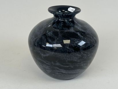 LA ROCHERE.
Vase boule en verre coloré sur...