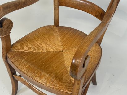 Molded wood armchair, straw seat.
109 x 55...