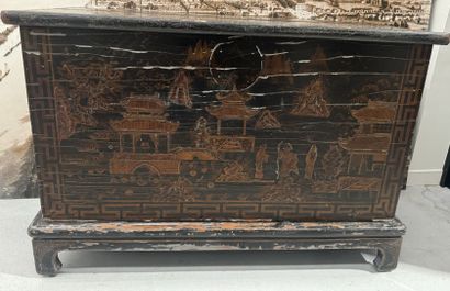 CHINE, XIXe.
Grand coffre en bois laqué et...