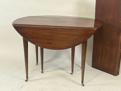 Six-legged circular table in molded mahogany.
H....