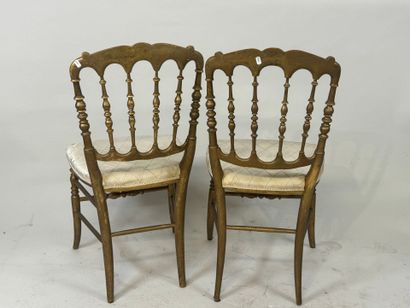 Pair of chairs in molded and gilded wood.
85...