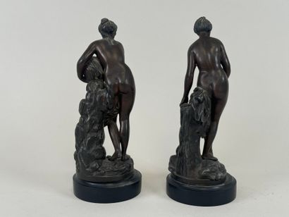 École, XIXe.
Femmes au bain.
Paire de sujets...