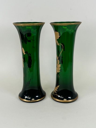 Paire de vase en verre coloré vert et rehaussé...