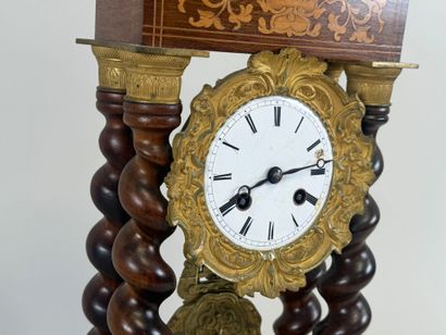 Pendule portique en placage de palissandre...