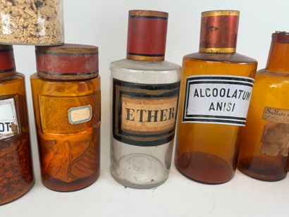 Série de neuf pots à pharmacie en verre certains...
