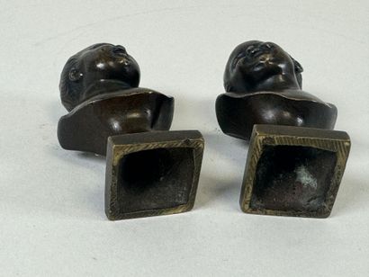 Paire de bustes en bronze patiné figurant...
